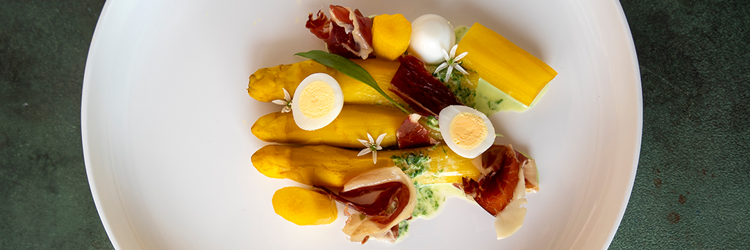 Gele asperges, daslooksaus, kwartelei, Jamon Iberico Bellota