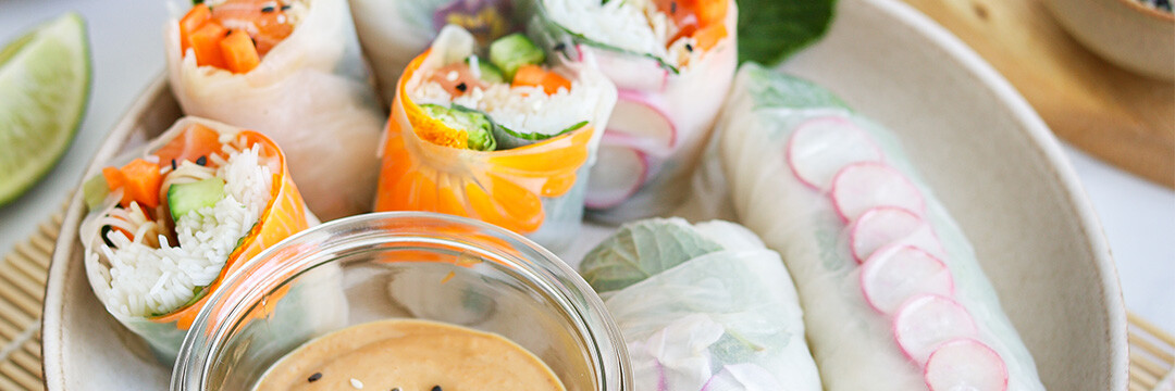 Spring rolls au saumon mariné et sauce cacahuètes