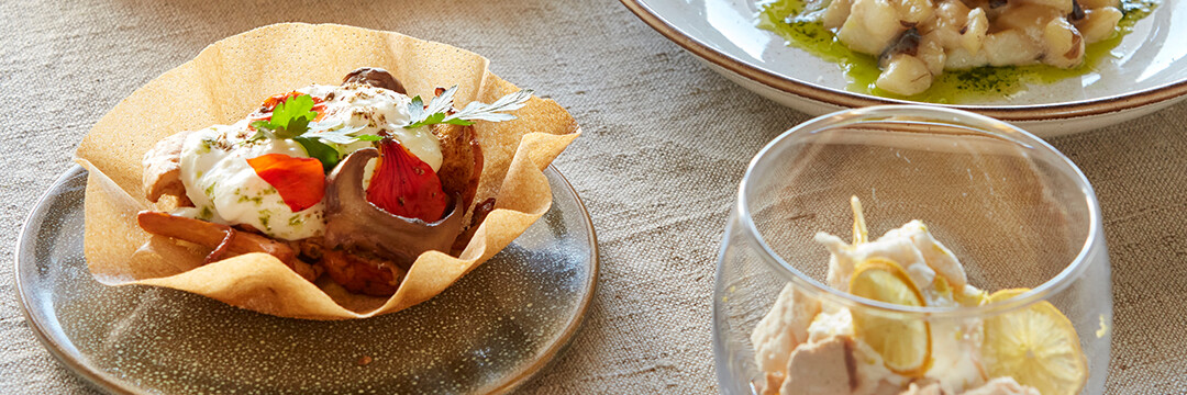 Taartje met bospaddenstoelen, burrata, za'atar en Oost-Indische kers