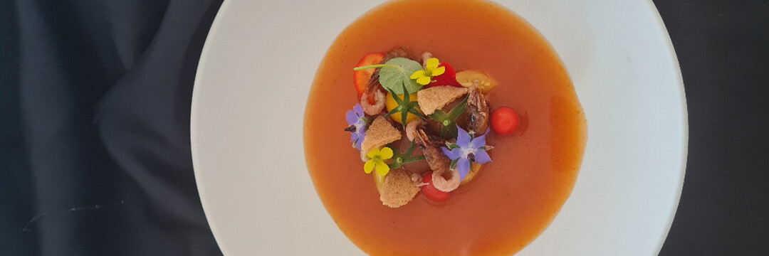 Bouillon van grijze garnalen met kerstomaten