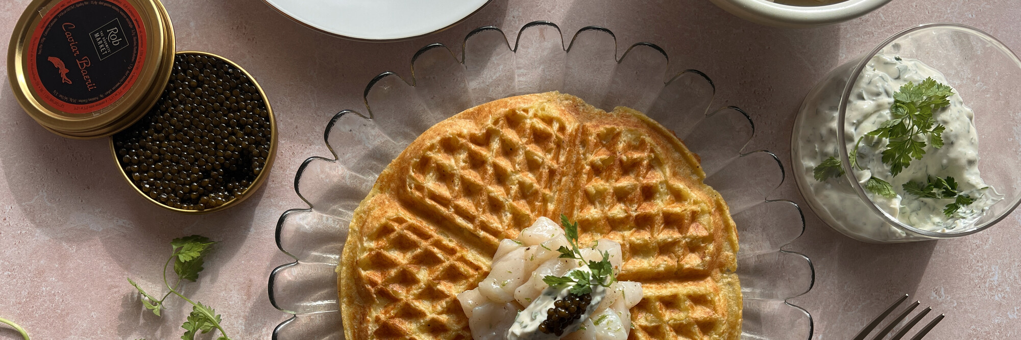 Gaufre salée de la Saint-Valentin, tartare de St-Jacques, crème aux herbes et caviar