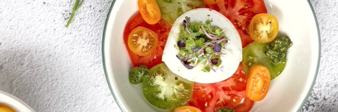 Carpaccio de tomates avec burrata et pesto de persil