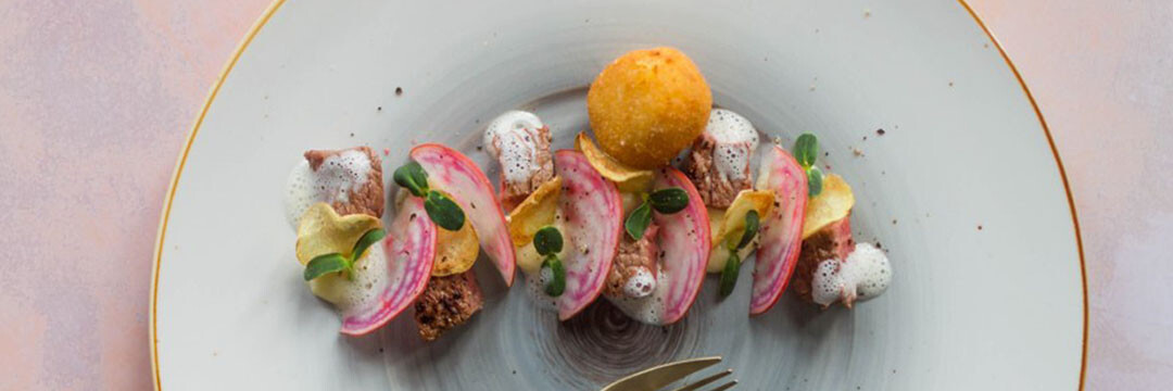 Rund, truffelmousse en -kroketten, aardappelchips en biet