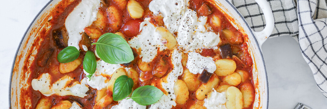 Gnocchi met aubergine, kerstomaatjes en gerookte burrata