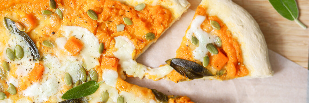 Pizza met butternut, salie en gerookte mozzarella