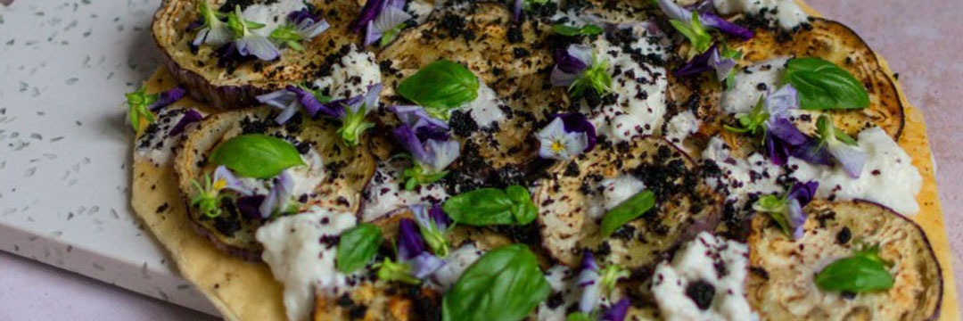 Pizza blanche, aubergines tigrées, bufala et poudre d'olives noires