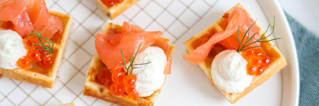 Hartige wafeltjes met zalm en wasabislagroom