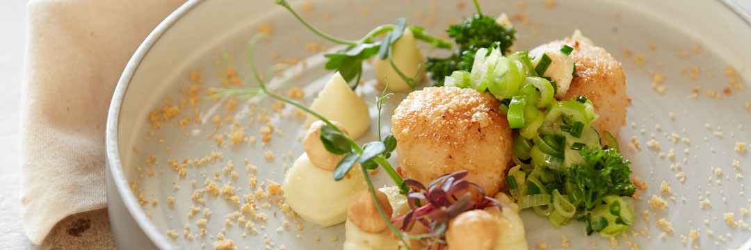 Coquilles Saint-Jacques en croûte de noisettes du Piémont