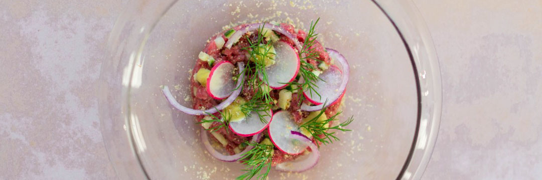 Tartare de boeuf et de concombre, radis pickles et mayonnaise wasabi