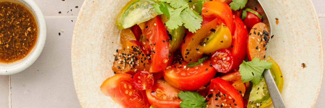 Simple avec quelques tomates, des prunes et du furikake