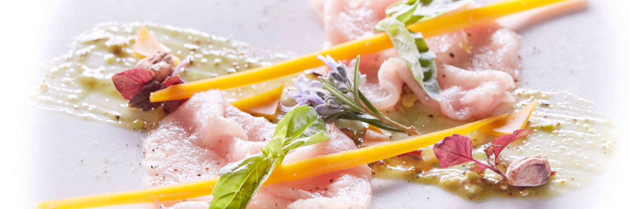 Carpaccio van zuigkalf, pistachenoten en mimolette