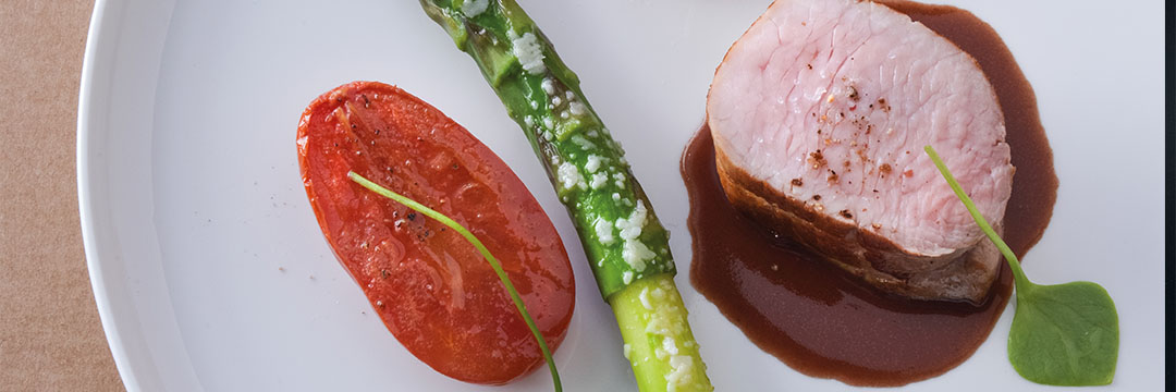 Carré de veau, asperges vertes, tomates confites