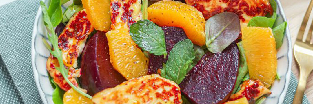 Salade met halloumi, rode biet en sinaasappel