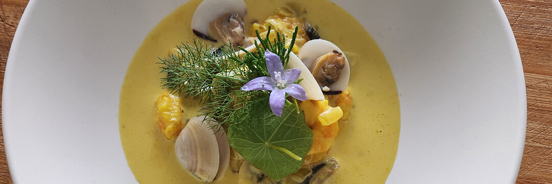 Queue de poisson au curry doux avec pleurotes et coquilles Saint-Jacques