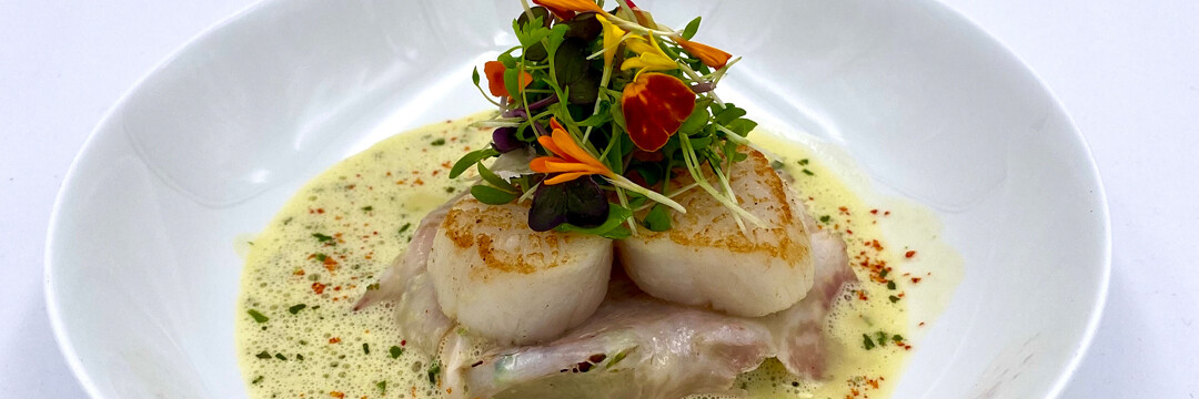 Poêlée de coquilles Saint-Jacques aux champignons des bois, lard mariné et laqué au miel torréfié