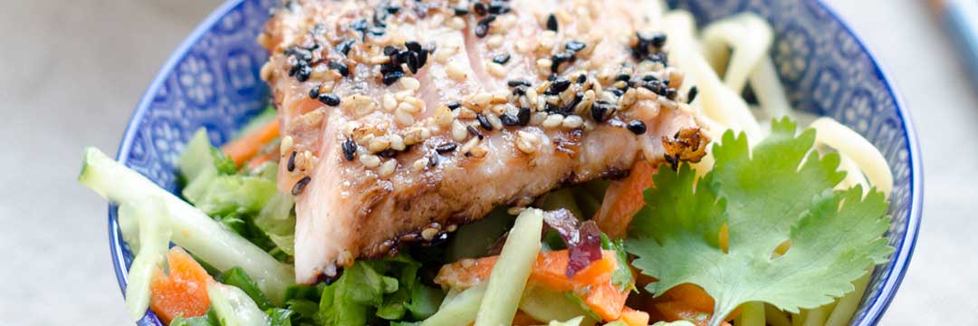 Zalm met sesamzaadjes en een Aziatische salade