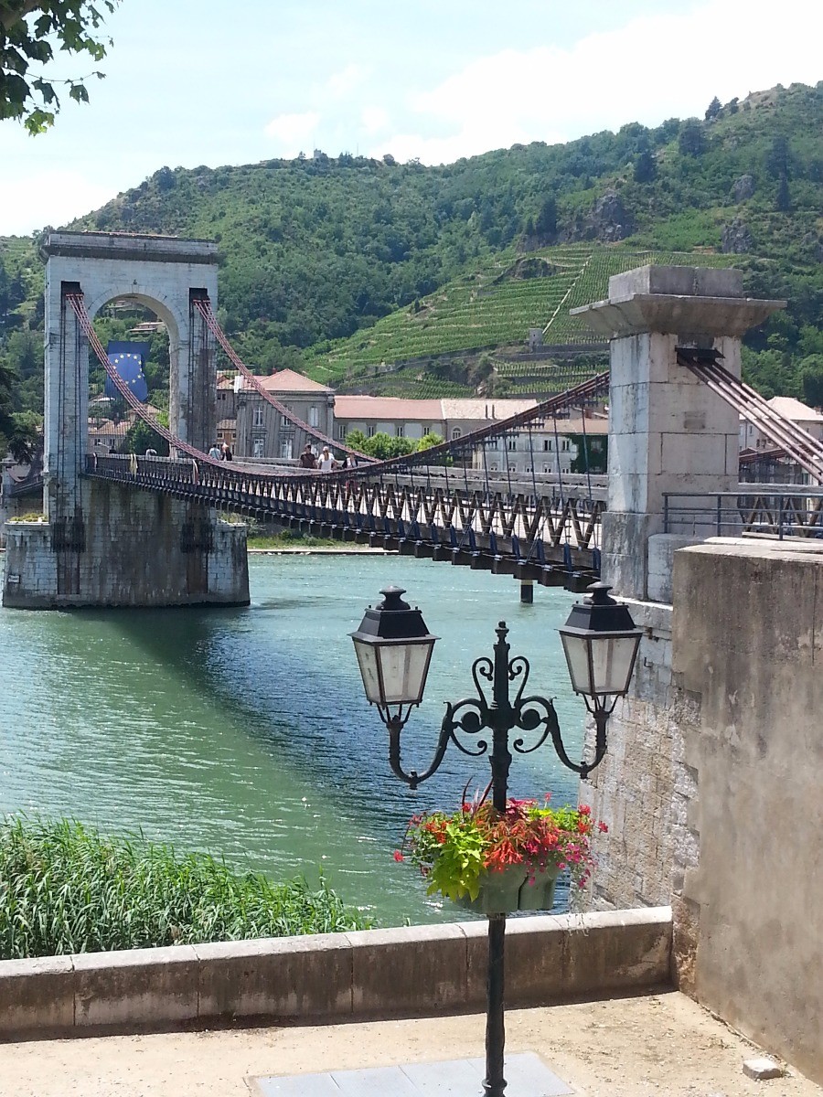 Paysage avec un pont et un fleuve